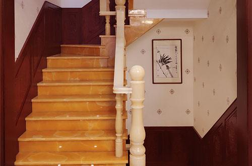 信阳中式别墅室内汉白玉石楼梯的定制安装装饰效果