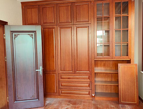 信阳中式家庭装修里定制的实木衣柜效果图